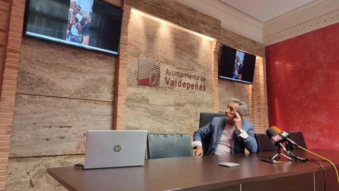 El alcalde de Valdepeñas, Jesús Martín, en rueda de prensa.