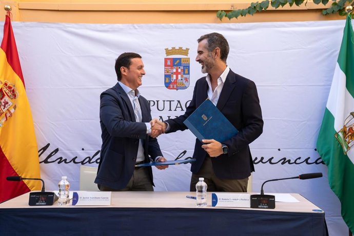 Javier Aureliano García y Ramón Fernández-Pacheco durante la firma del acuerdo para la publicación de la 'Guía de la Agricultura de invernadero de Almería'.