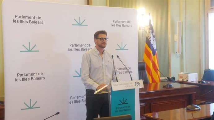 El portavoz del PP en el Parlament, Sebastià Sagreras, comparece en rueda de prensa.