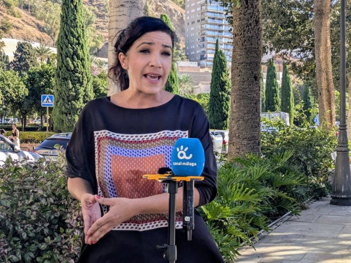 La portavoz adjunta del grupo municipal Con Málaga en el Ayuntamiento, Toni Morillas, en rueda de prensa.