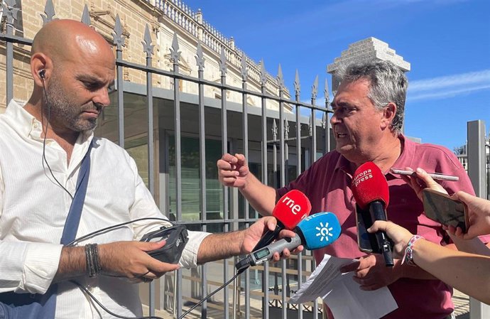 El portavoz de la Plataforma en Defensa de los Regadíos del Condado de Huelva, Manuel Mora, a las puertas del Parlamento andaluz.
