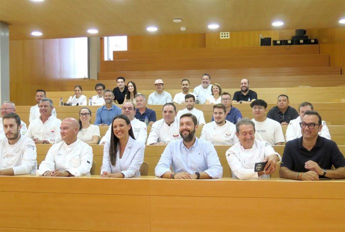 La consejera Carmen Conesa y el director general del Instituto de Turismo, con algunos de los cocineros, pasteleros y sumilleres que estarán en los eventos gastronómicos de Alicante y San Sebastián