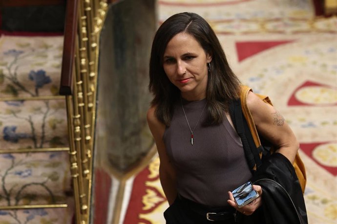 La secretaria de Podemos, Ione Belarra, llega a una sesión de control al Gobierno en el Congreso de los Diputados, a 17 de septiembre de 2025, en Madrid (España). 