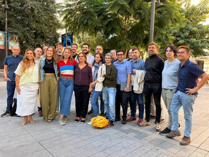 La líder de BComú a l'Ajuntament de Barcelona, Janet Sanz, amb membres del partit