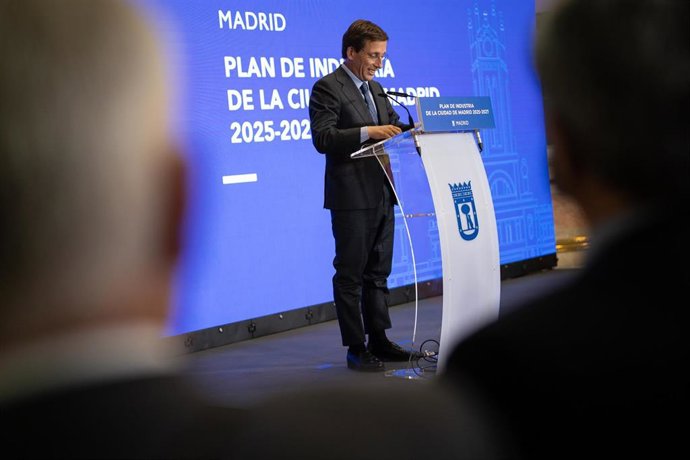 El alcalde de Madrid, José Luis Martínez-Almeida, durante la firma del acuerdo entre el Ayuntamiento, la Confederación Empresarial de Madrid-CEOE (CEIM) y los sindicatos CCOO y UGT sobre el 'Plan de Industria de la Ciudad de Madrid 2025-2027'