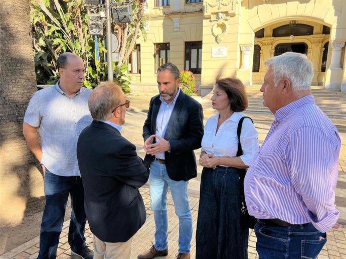 El portavoz del PSOE municipal, Daniel Pérez, y otros ediles socialistas.