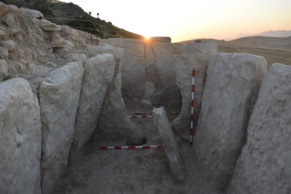 Archivo - Durante cuatro campañas de excavación, los arqueólogos han podido documentar una tumba de gran monumentalidad y un estado de conservación excepcional. En su interior se han registrado varios osarios y ajuares de prestigio.