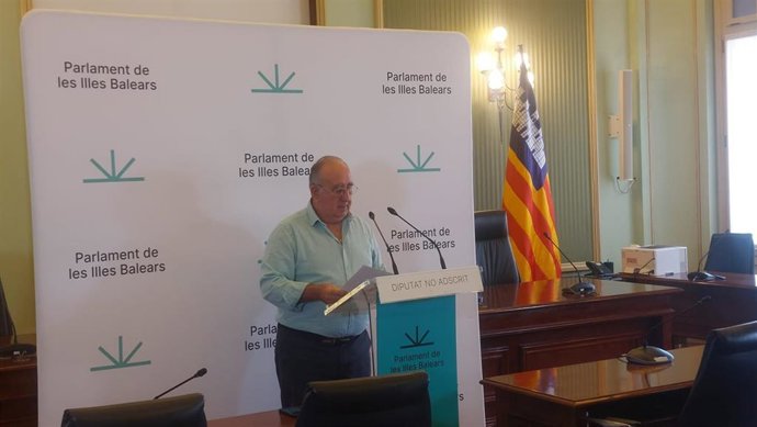 El diputado no adscrito Agustín Buades ofrece una rueda de prensa.