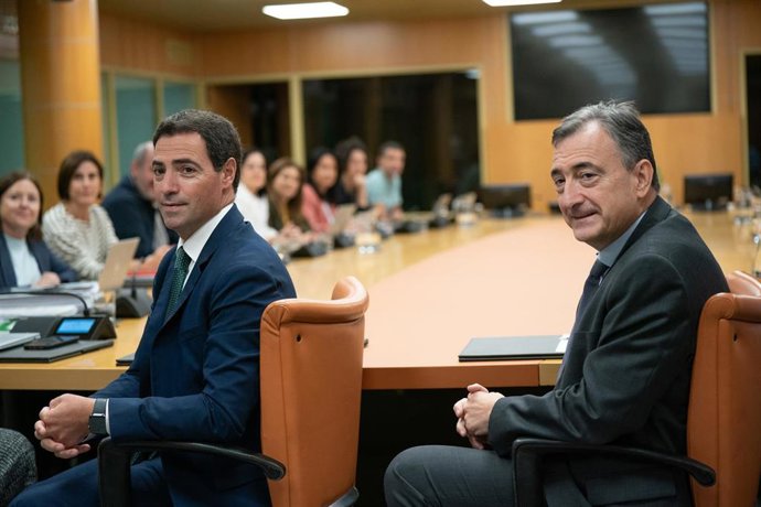 Pradales y Esteban, antes del inicio de la reunión del grupo parlamentario del PNV