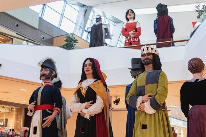 Los Gigantes y Cabezudos en el centro comercial y de ocio.