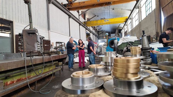 Rocío Blanco (centro), durante su visita a las instalaciones de Tamovill en Córdoba.
