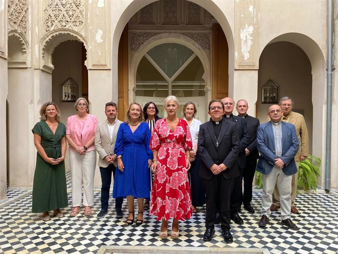 La Comisión Mixta Junta de Andalucía e Iglesia católica ha celebrado en el Palacio de Altamira de Sevilla una reunión del pleno bajo la presidencia de la consejera, Patricia del Pozo, y del obispo auxiliar, Ramón Darío Valdivia.