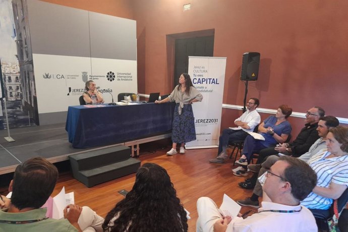 La periodista jerezana Claudia Moneo, en compañía de su abuela Rosa, de 86 años, en un momento del curso de verano de comunicación de la UNIA en Jerez de la Frontera (Cádiz)
