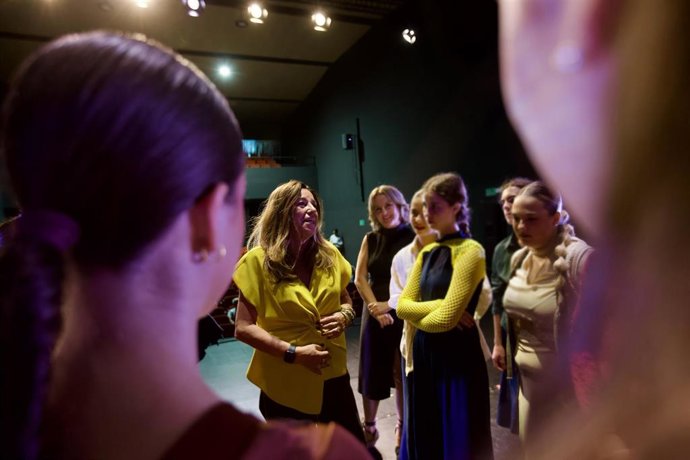 La consejera de Desarrollo Educativo y Formación Profesional, María del Carmen Castillo (c) junto a varios alumnos durante la inauguración del curso 2025/26 en las Enseñanzas de Régimen Especial. En el conservatorio profesional de Danza 'Kina Jiménez'.