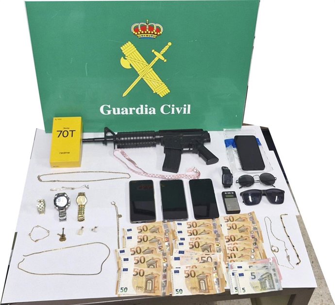 Efectos intervenidos en el domicilio de un matrimonio de Ponteareas (Pontevedra), investigado por su vinculación con más de una docena de robos en casas habitadas.