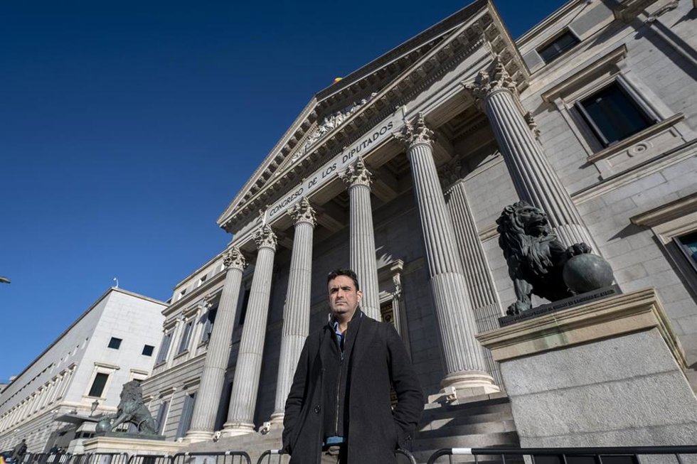 Archivo - Miguel Hurtado, víctima de pederastia en la Iglesia, frente al Congreso de los Diputados, en una fotografía de archivo.