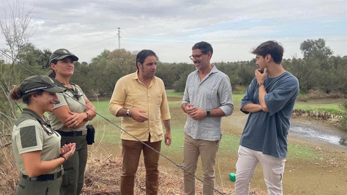 Visita del delegado de Sostenibilidad y Medio Ambiente en Huelva, Pedro Yórquez, a la Laguna de La Balastrera en Niebla.