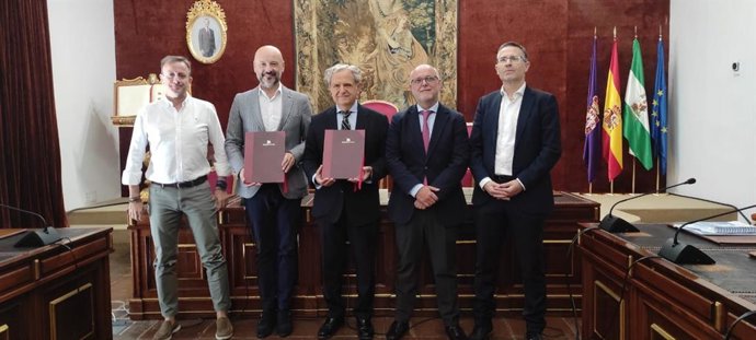 Fuentes (centro) y López (2º izda.), muestran el convenio firmado entre la Diputación y Correos.