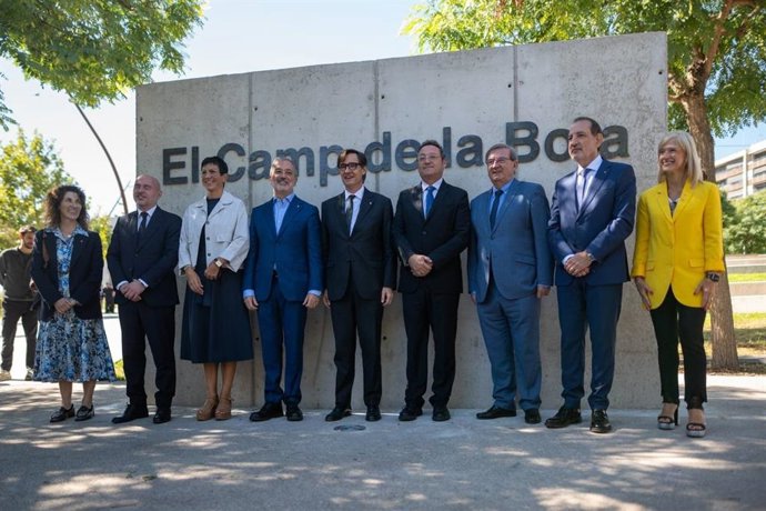 El presidente de la Generalitat, Salvador Illa, los alcaldes de Barcelona y Sant Adrià de Besòs, Jaume Collboni y Filo Cañete, y el secretario de Estado de Memoria, Fernando Martínez, en el acto de inauguración del Memorial del Camp de la Bota