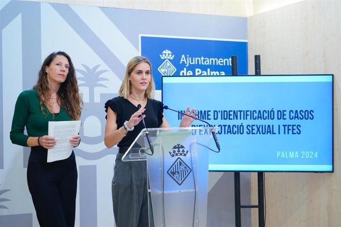 La regidora Lourdes Roca (d) en rueda de prensa.