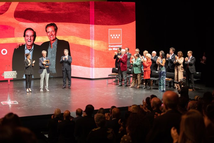 Ramón Arcusa, de Dúo Dinámico (2i), recibe un premio, junto a la presidenta de la Comunidad de Madrid, Isabel Díaz Ayuso (i), y el consejero de Cultura, Turismo y Deporte, Mariano de Paco Serrano, (3i) durante la entrega de la Medalla Internacional de 