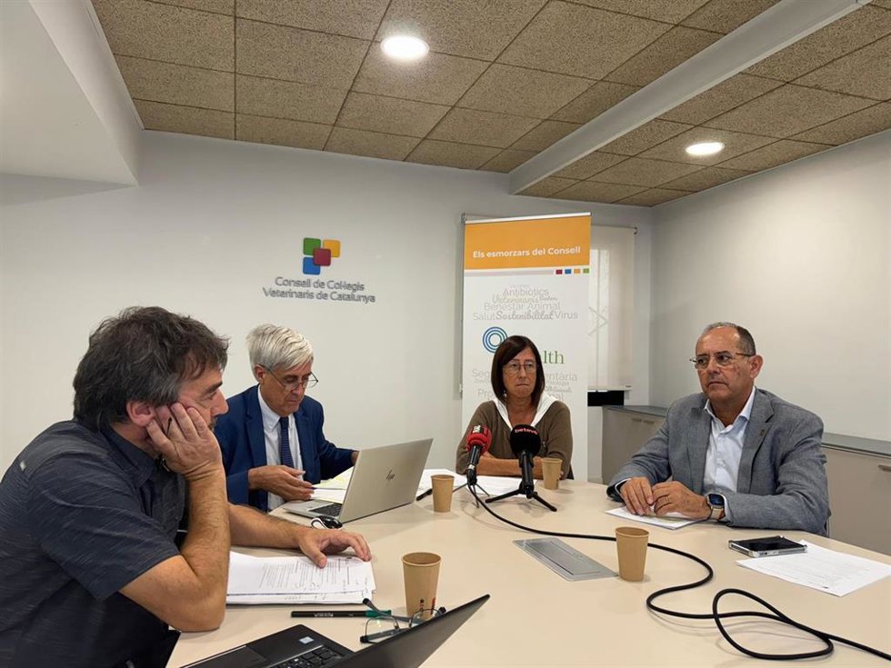 De izda. A dcha.: lex Almuedo; Juan José Badiola; Verónica Araunabeña y Rafael Serrano durante el encuentro con periodistas