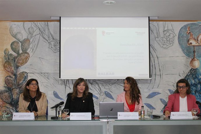 La rectora de la ULE, Nuria González (segunda por la izquierda) y la directora comercial regional de la Fundación Banco Sabadell, Camino Quiñones (a su derecha), en la presentación de los resultados del proyecto Ralbar.
