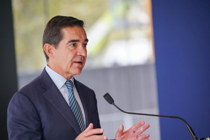 El presidente del BBVA, Carlos Torres Vila, interviene durante la presentación del regreso a Bilbao de la escultura monumental de Eduardo Chillida, 'Elogio del hierro III', en la plaza Chillida del Museo de Bellas Artes, a 12 de septiembre de 2025, en Bil