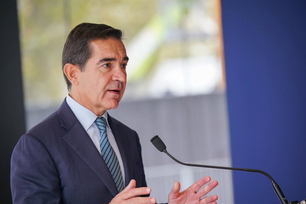 El presidente del BBVA, Carlos Torres Vila, interviene durante la presentación del regreso a Bilbao de la escultura monumental de Eduardo Chillida, 'Elogio del hierro III', en la plaza Chillida del Museo de Bellas Artes, a 12 de septiembre de 2025, en B