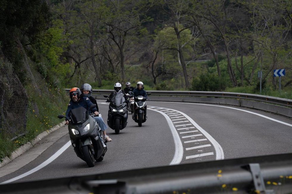 Archivo - Varias motos circulan por la carretera de lArrabassada, en una imagen de archivo.