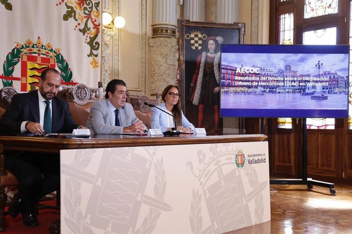 El gerente de Movilidad y Distribución Urbana de Mercancias de Aecoc, José Carlos Espeso; el concejal de Tráfico y Movilidad, Alberto Gutiérrez Alberca; la directora de Logística y Transporte de Aecoc, María Tena.
