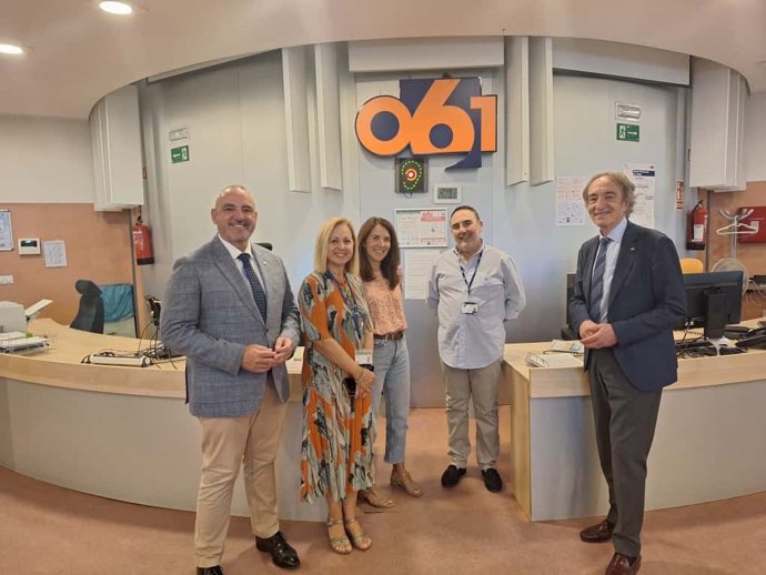 La nueva directora del servicio provincial del 061 en Granada, María Paz Carmona, a la izquierda en la imagen junto al director gerente en Andalucía, Francisco Pozo. A la derecha en la foto, el delegado de Salud de la Junta, Indalecio Sánchez-Montesinos