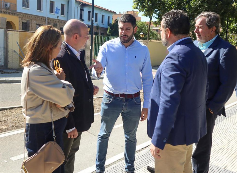 El portavoz de Vox en las Cortes de Aragón, Alejandro Nolasco, junto a sus compañeros de grupo parlamentario Carmen Rouco, Santiago Morón, David Arranz y Juan Vidal.