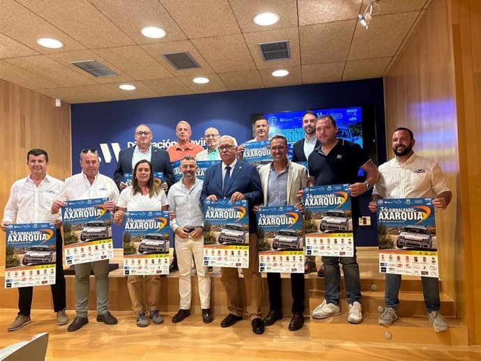 El vicepresidente y diputado provincial de Deportes, Juan Rosas; el presidente de la Federación Andaluza de Automovilismo, Manuel Alonso; el organizador del rallye, Juan Gómez, y alcaldes y concejales de los municipios por donde pasará la prueba.