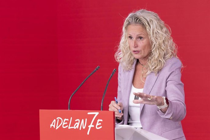 La portavoz del PSOE, Montse Mínguez, en una rueda de prensa en Ferraz.