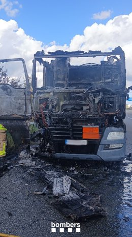 Camión con hidrocarburos que ha sufrido un incendio en la AP-7 en Bàscara (Girona)