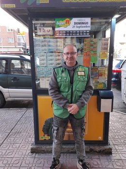 El Cupón Fin de Semana de la ONCE reparte en Burgos 100.000 euros. En la foto, Carlos Reyes Molina.