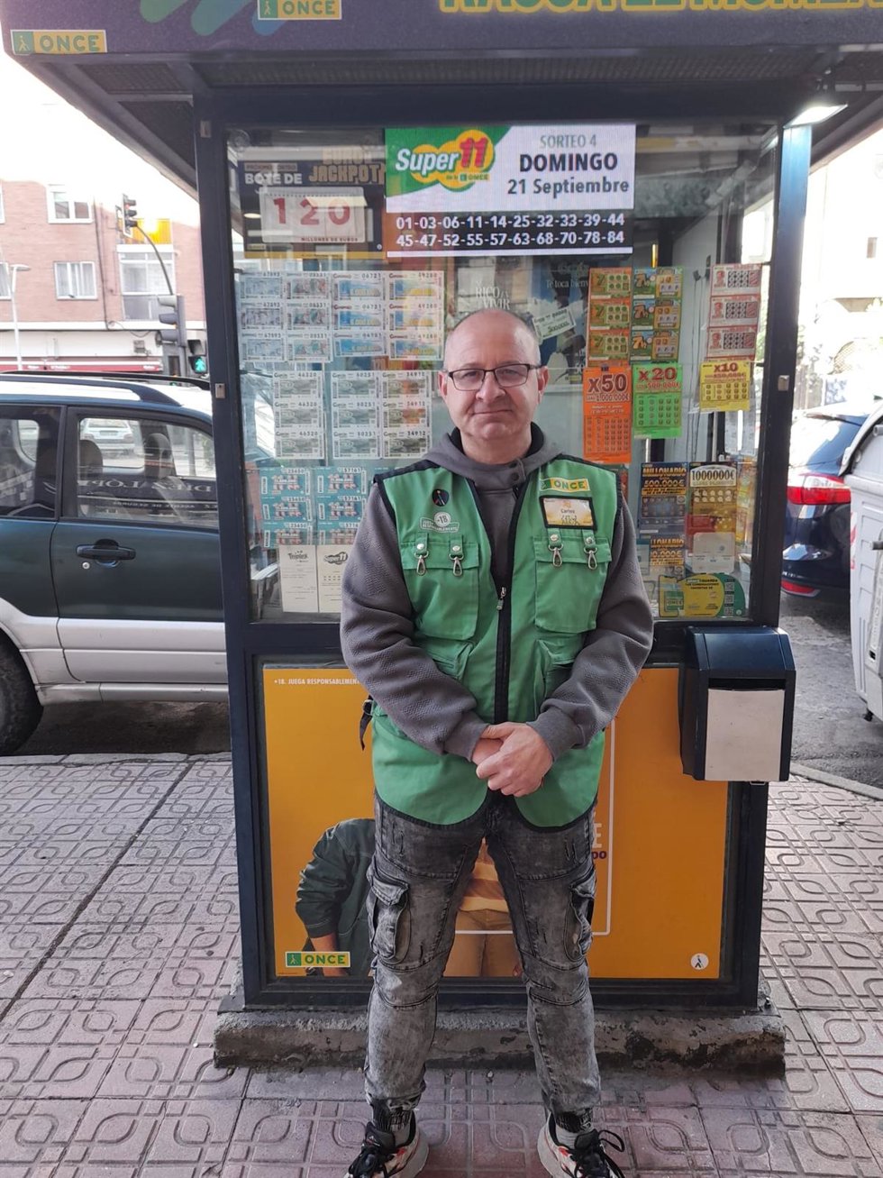 El Cupón Fin de Semana de la ONCE reparte en Burgos 100.000 euros. En la foto, Carlos Reyes Molina.