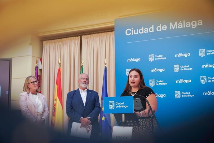 La concejala de Juventud de Málaga, Mercedes Martín, y el presidente de la Agrupación de Cofradías, José Carlos Garín.