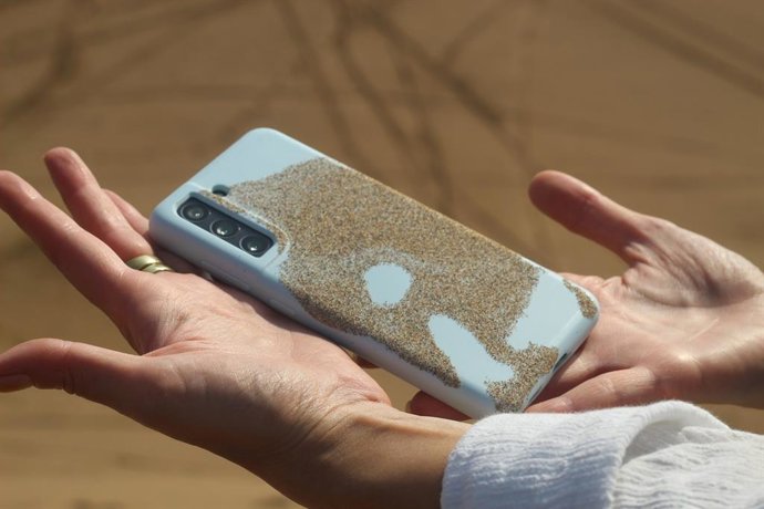 ¿Cómo Limpiar La Funda Transparente Del Móvil? Así Se Quita Lo Amarillento Con Productos Caseros