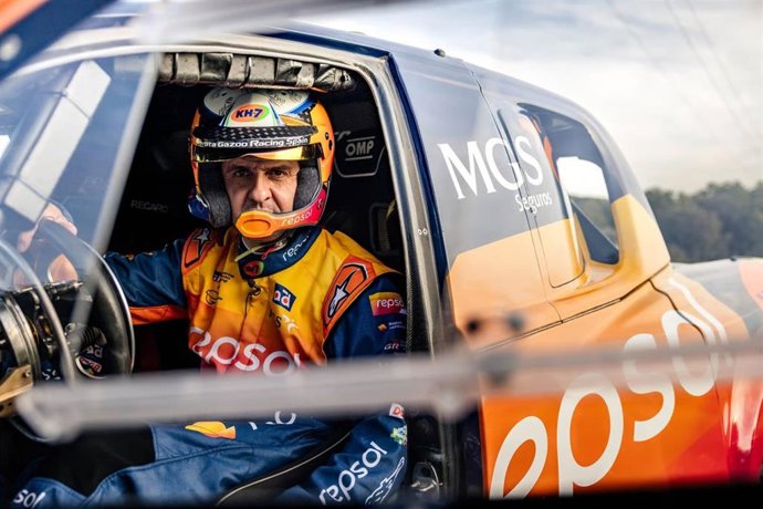 El piloto de 'rally-raid' Isidre Esteve (Repsol Toyota Rally Team), en su Toyota Hilux T1+ con los colores renovados de la nueva marca de Repsol.