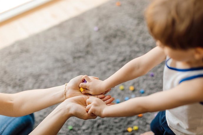 Archivo - Imagen de recurso de una madre y su hijo con autismo jugando.