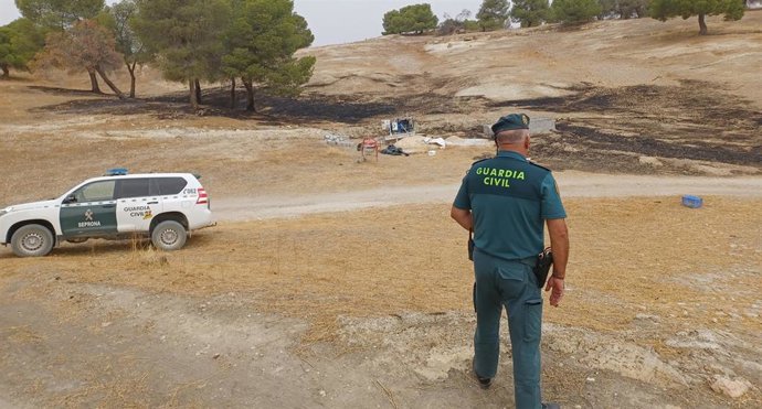 Agente de la Guardia Civil en tareas de investigación en la zona afectada por el incendio de Benamaurel y Castilléjar, en el norte de la provincia de Granada