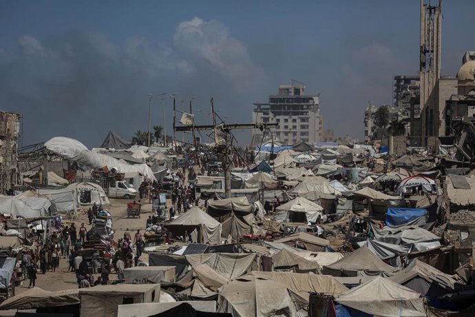 Palestinos desplazados en la calle Rashid, al oeste de la ciudad de Gaza, en medio de la ofensiva a gran escala del Ejército de Israel para intentar hacerse con el control de la localidad (archivo)