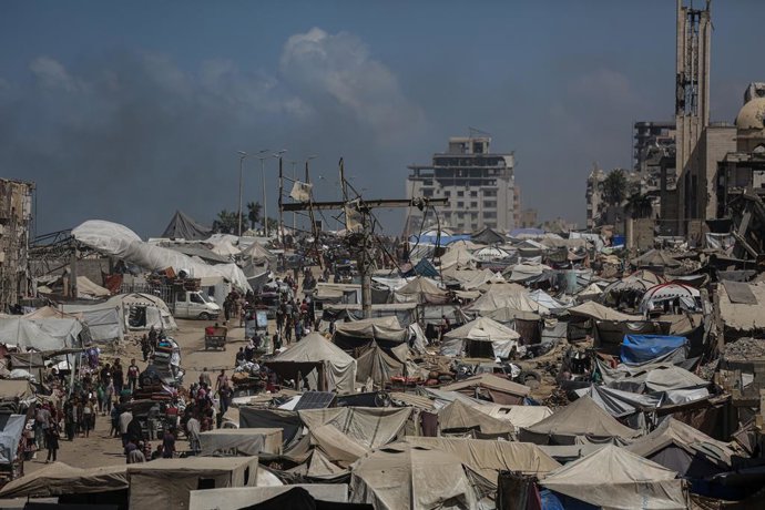 19 de setembro de 2025, Cidade de Gaza, Faixa de Gaza, Território Palestino: Vista geral das tendas de pessoas deslocadas ao longo da Rashid Street, a oeste da Cidade de Gaza, em 19 de setembro de 2025, depois que as forças israelenses ordenaram que os re