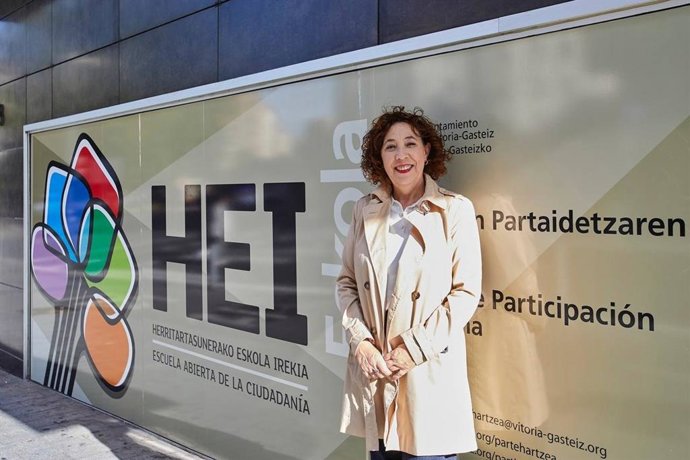 Miren Fernandez de Landa Gobernu Irekiaren eta Gizarte Etxeen zinegotzia HEIren egoitzan