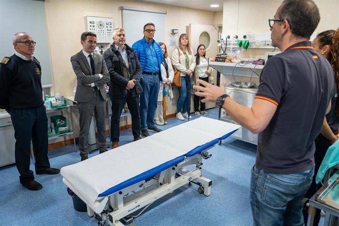 Casares en el buque hospital Juan de la Cosa