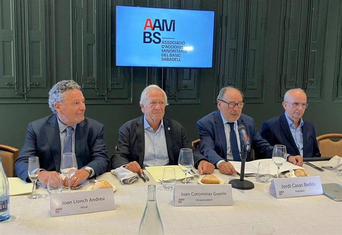 El presidente de la Associació d'Accionistes Minoritaris del Banc Sabadell (AAMBS), Jordi Casas, junto al vicepresidente, Juan Corominas, y los vocales Joan Llonch y Joaquim Badia