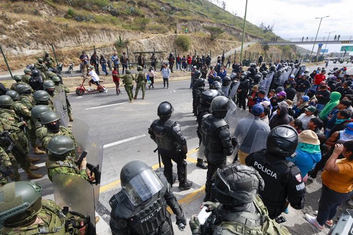 Efectivos de las fuerzas de seguridad de Ecuador y manifestantes en el paro nacional.
