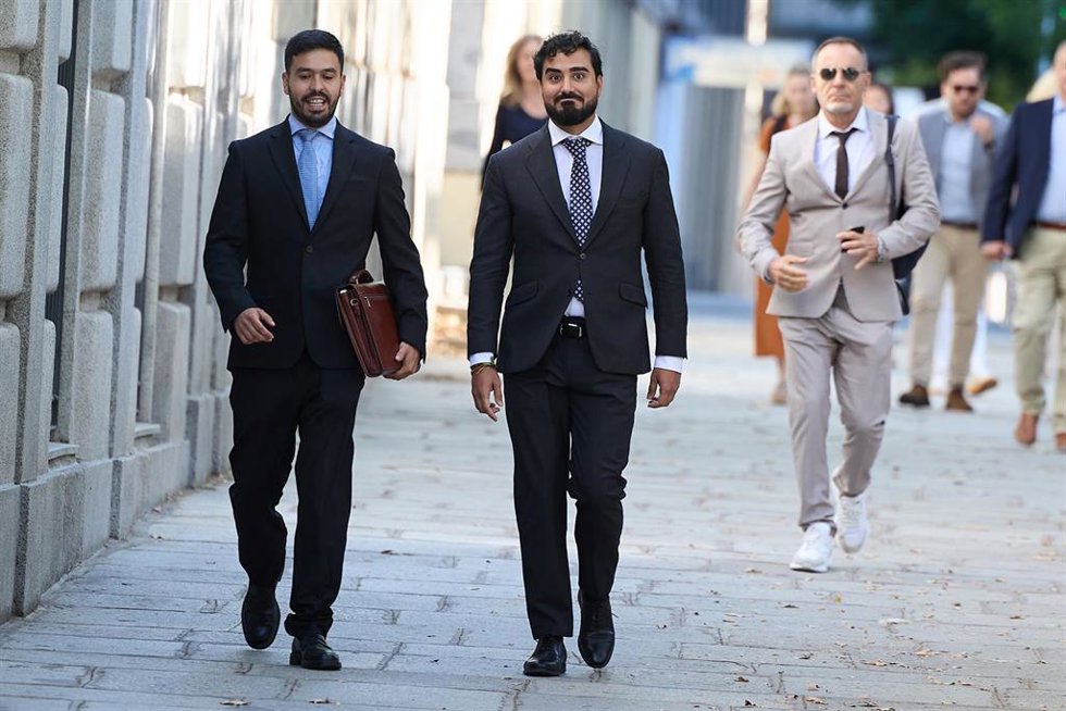 Archivo - El eurodiputado y líder de Se Acabó La Fiesta (SALF), Luis 'Alvise' Pérez (c), a su llegada para declarar en el Tribunal Supremo, a 11 de julio de 2025, en Madrid (España).